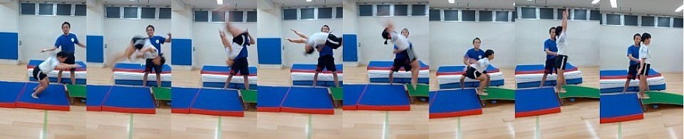 後方宙返りの練習を始めたNちゃん、しかし最もやってはいけない動作をやってしまってます…！写真右から5つ目、後ろを見に行く、これはバク転の動作になり、宙返りでは絶対にやってはダメな動きです。ここの修正こそが宙返りの最も難しいところ。まだまだ練習は始まったばかり、修正しましょう！鈴井