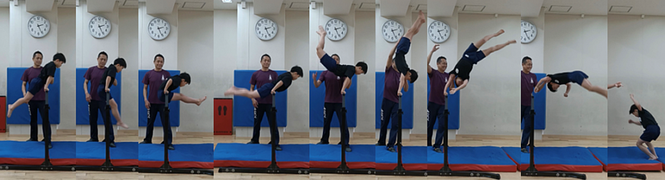 両足を揃えたスイングからの振り上げ倒立、1人で上がってました！倒立後「移行」という動きで華麗に着地まで、お見事！鈴井