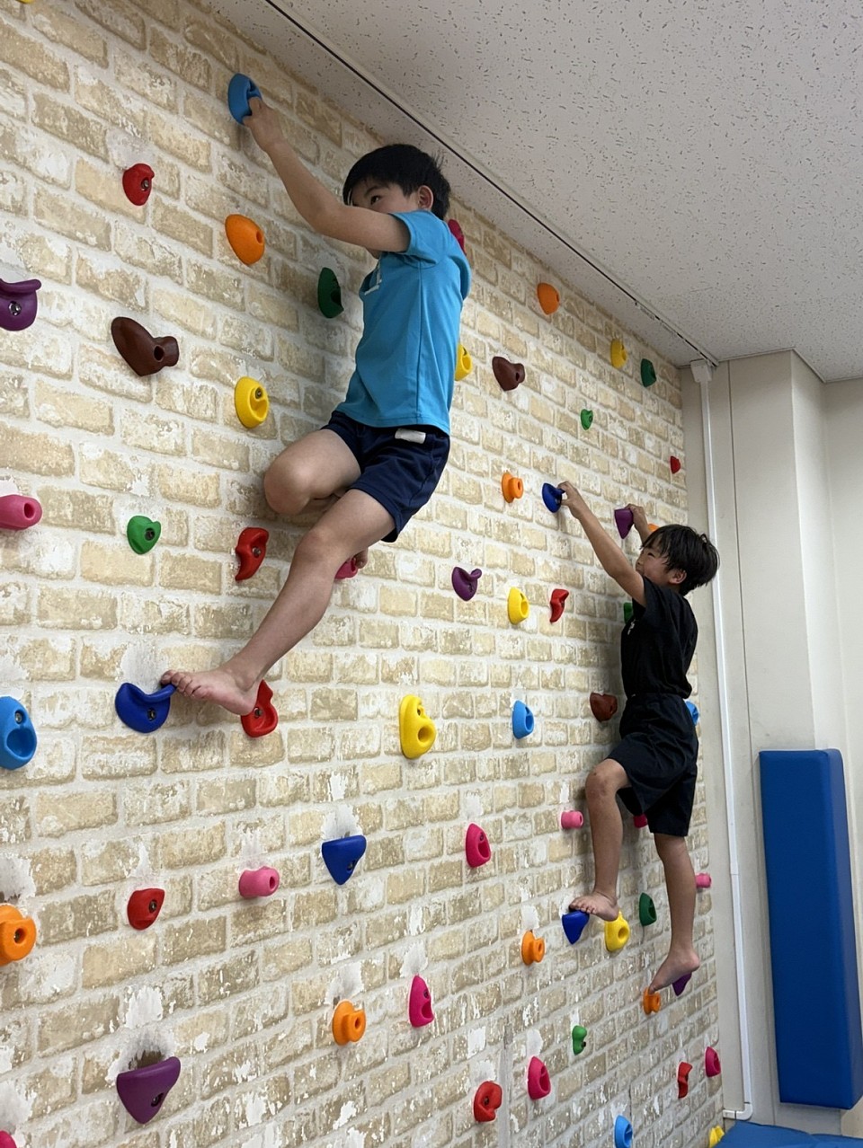 【サブ種目：ボルダリング】今月は、ボルダリングを行っております。子ども同士で対決を行ったり、斜めに進んだりと工夫しながら楽しまれています。　　藤田