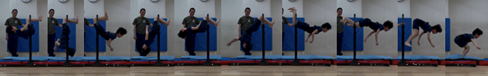 絶対的得意種目鉄棒「こうもり振り下り」Y君、豪快なスイングからとっても気持ち良さそうです！鈴井