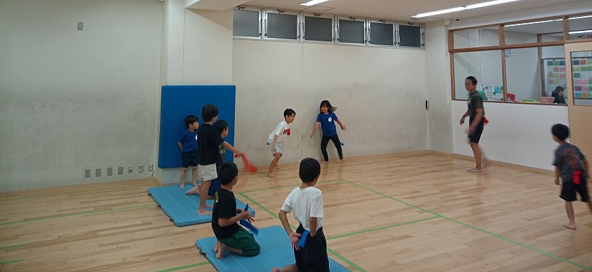 【サブ種目】今月のサブ種目は、しっぽ取りゲーム！相手にしっぽを取られないよう考えながら動く事で、瞬間的な状況判断力が養われます(⌒∇⌒)　　藤田
